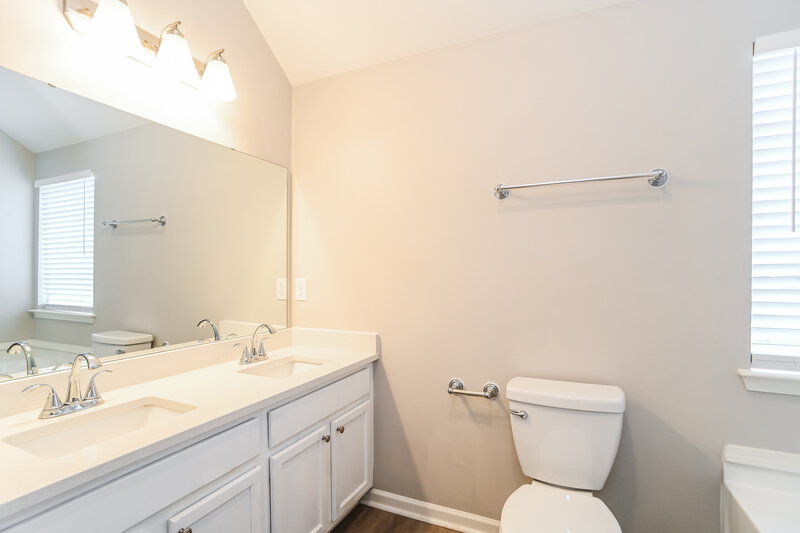 1,845/Mo, 2449 Reid Oaks Dr Charlotte, NC 28208 Bathroom View