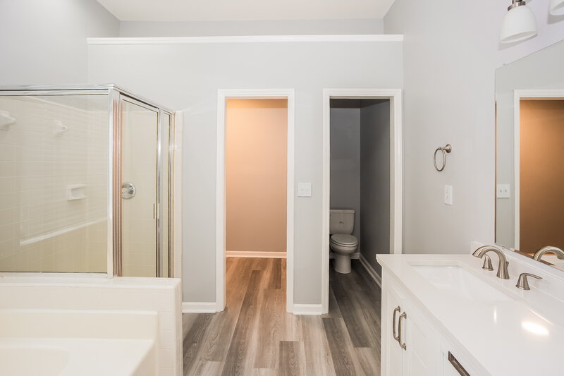 2,660/Mo, 6115 Sunstone Dr Charlotte, NC 28269 Main Bathroom View