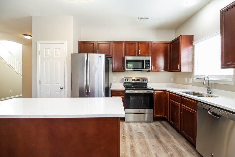 2,080/Mo, 5109 Livermore Ln Charlotte, NC 28227 Kitchen View 2