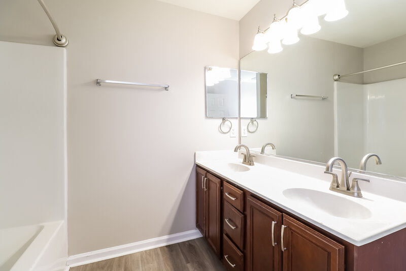 2,080/Mo, 5109 Livermore Ln Charlotte, NC 28227 Main Bathroom View