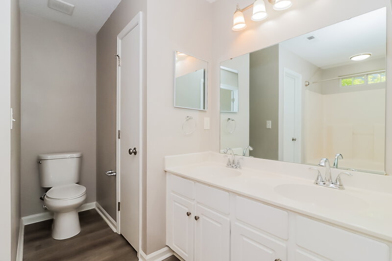 1,945/Mo, 10404 Milstead Ct Charlotte, NC 28215 Main Bathroom View
