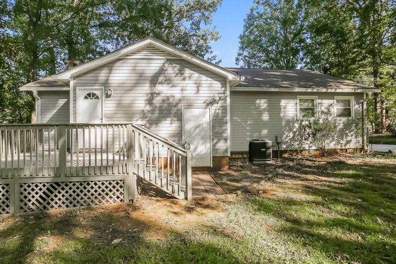 1,850/Mo, 206 Bridge St Lowell, NC 28098 Rear View