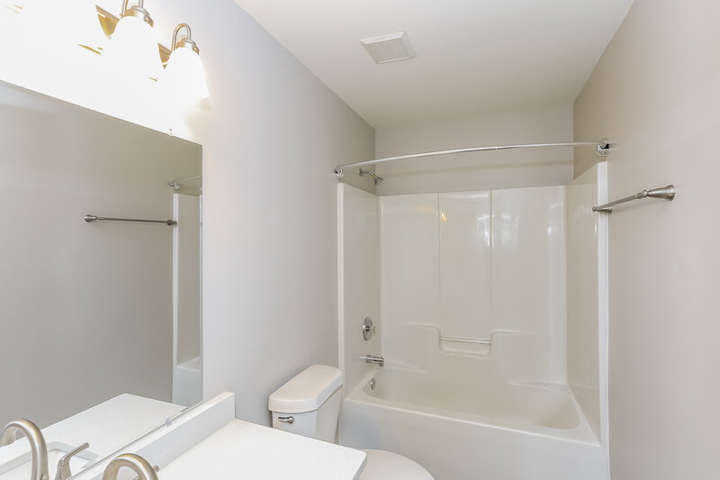 1,870/Mo, 112 Barrington Dr Mount Holly, NC 28120 Main Bathroom View