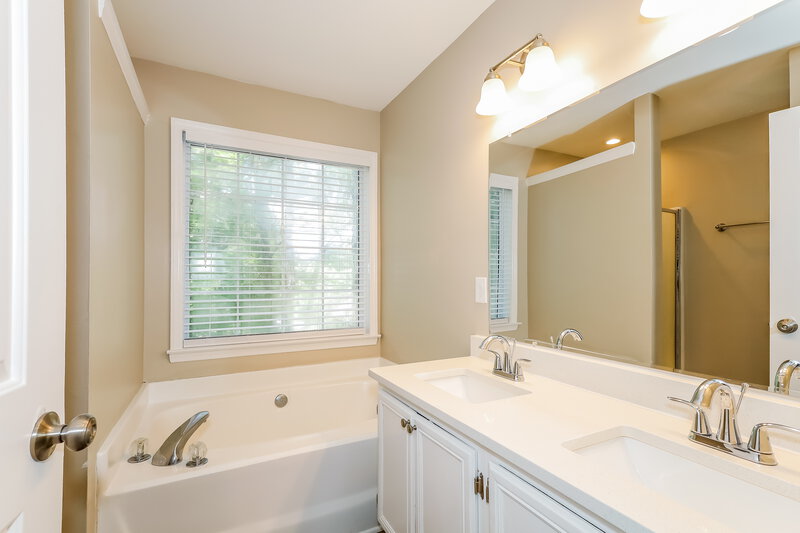 2,130/Mo, 8313 Poplar Grove Cir Waxhaw, NC 28173 Main Bathroom View