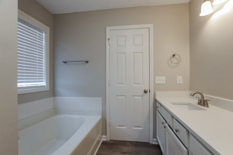 1,910/Mo, 2133 Millstone Ln Monroe, NC 28112 Main Bathroom View 2