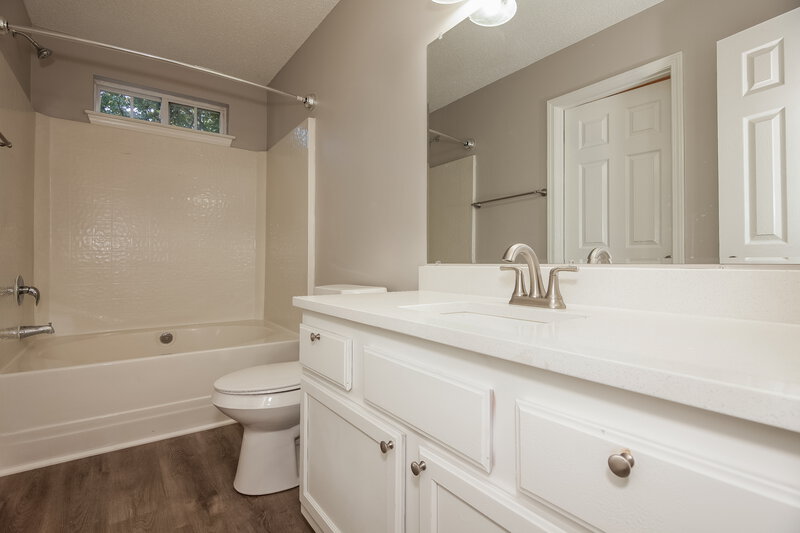 1,985/Mo, 1614 Royal Tree Ct Charlotte, NC 28216 Main Bathroom View