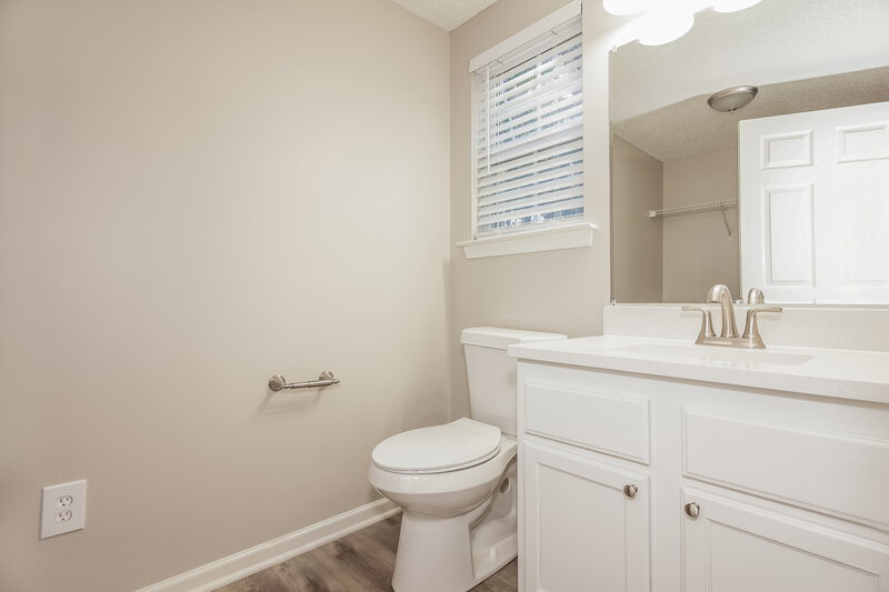 1,985/Mo, 1614 Royal Tree Ct Charlotte, NC 28216 Bathroom View 2