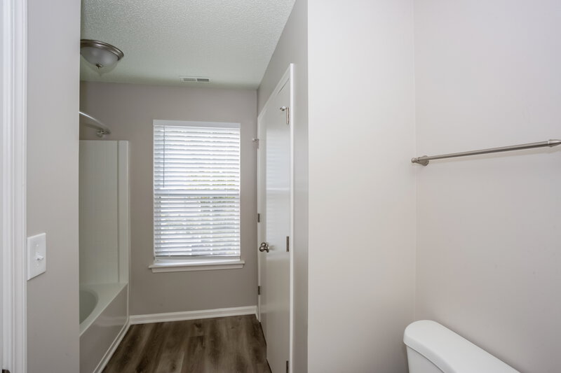 1,860/Mo, 10708 Greatford Ct Charlotte, NC 28215 Bathroom View