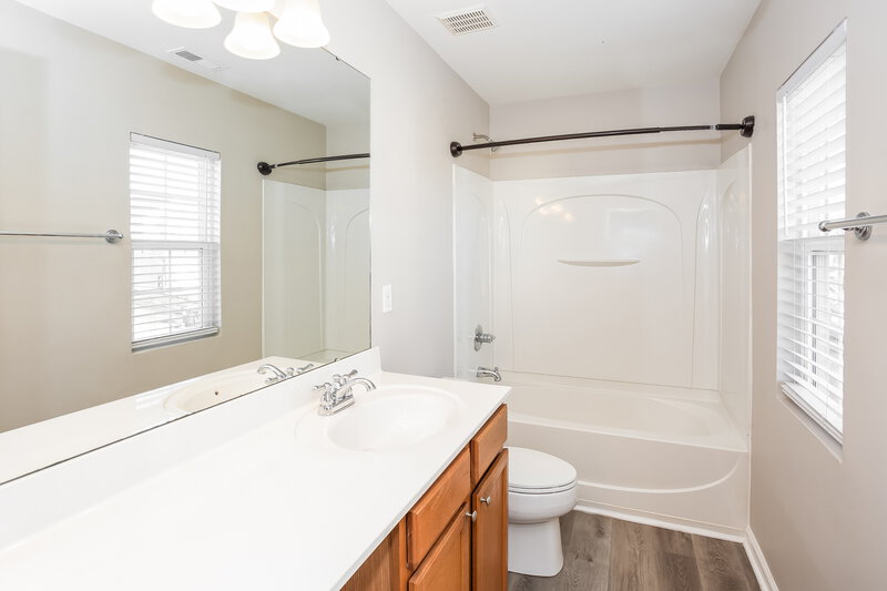 1,830/Mo, 10811 Carstairs St Charlotte, NC 28213 Main Bathroom View