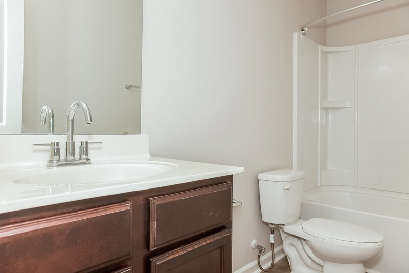 2,065/Mo, 1924 Eastway Dr Dallas, NC 28034 Main Bathroom View