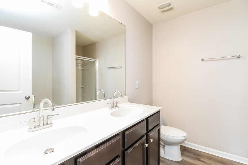 2,040/Mo, 1924 Eastway Dr Dallas, NC 28034 Main Bathroom View