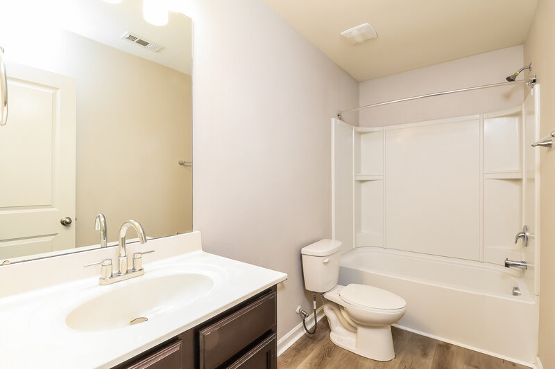2,040/Mo, 1924 Eastway Dr Dallas, NC 28034 Bathroom View
