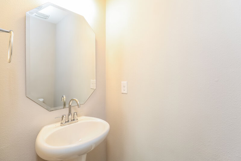2,040/Mo, 1924 Eastway Dr Dallas, NC 28034 Bathroom View 2