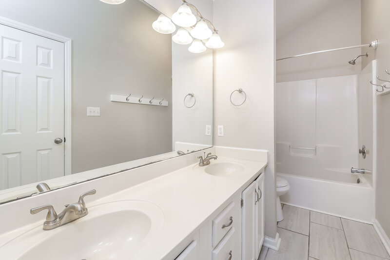 1,750/Mo, 15924 Lawyers Rd Matthews, NC 28104 Main Bathroom View