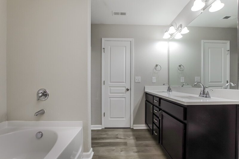 2,065/Mo, 3132 Riley Ave Charlotte, NC 28269 Main Bathroom View