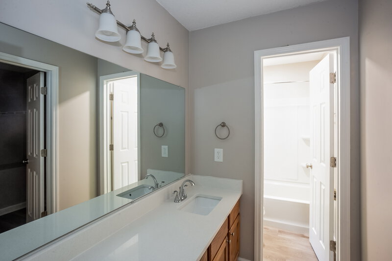 1,660/Mo, 222 Hillside Ave SW Concord, NC 28025 Main Bathroom View