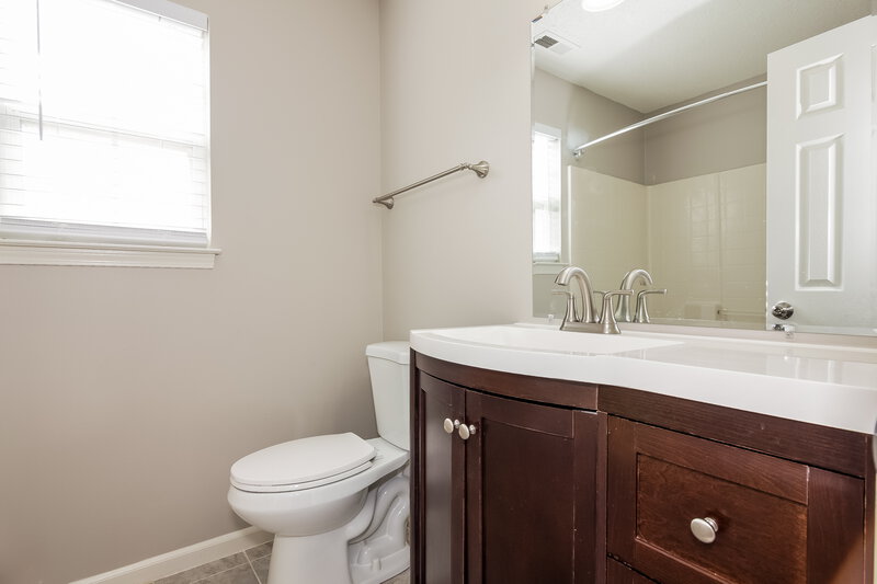 1,690/Mo, 4310 Crystal Erica Ln Charlotte, NC 28214 Main Bathroom View