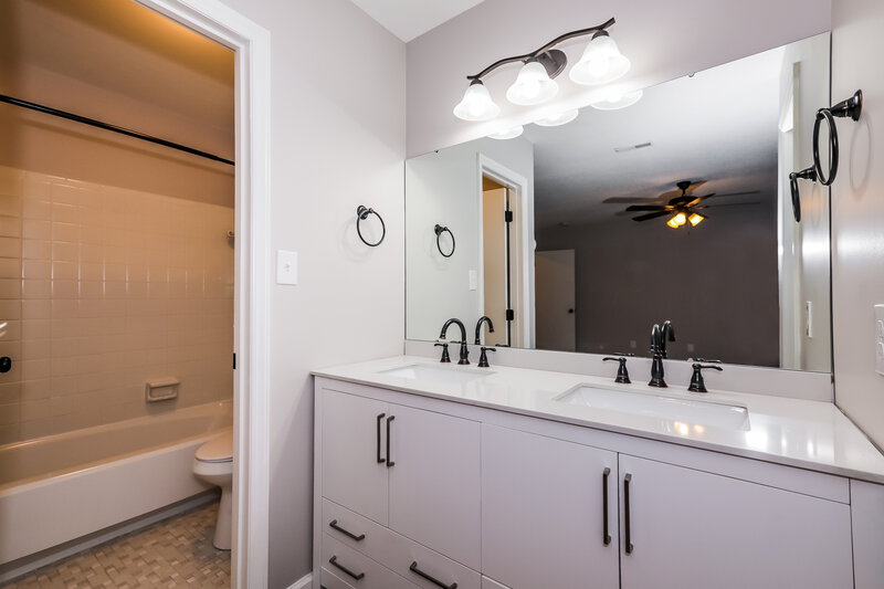 1,840/Mo, 6502 Woodthrush Drive Charlotte, NC 28227 Main Bathroom View