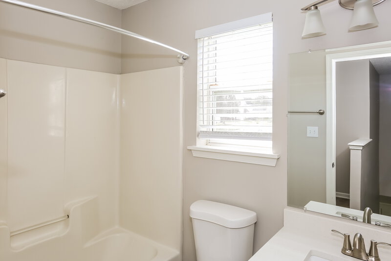 2,870/Mo, 137 Lantana Dr Mount Holly, NC 28120 Main Bathroom View