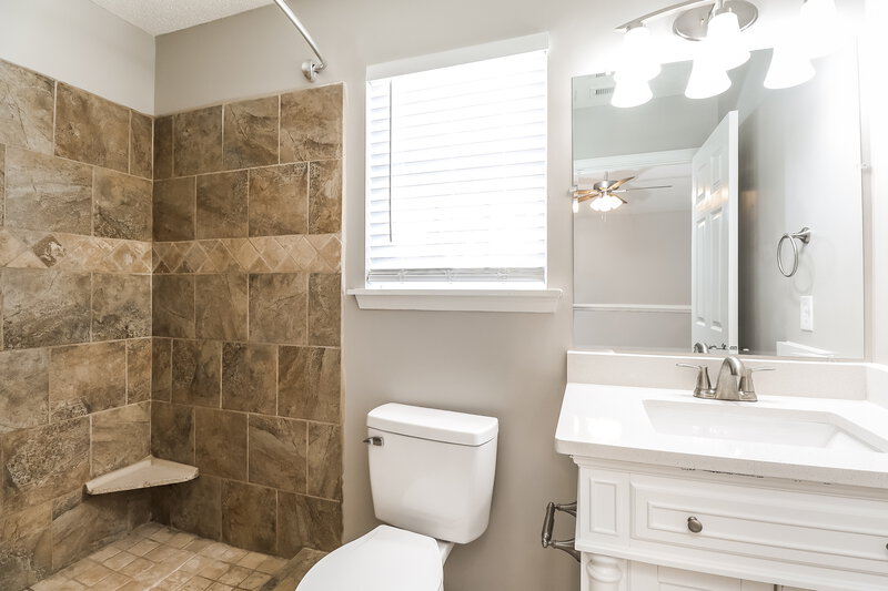 2,055/Mo, 137 Lantana Dr Mount Holly, NC 28120 Main Bathroom View