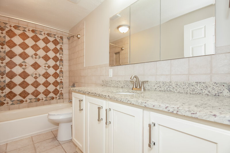 2,990/Mo, 2424 Parkhighland Ct Charlotte, NC 28273 Main Bathroom View