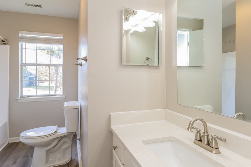 2,015/Mo, 5406 Carronbridge Ln Charlotte, NC 28216 Main Bathroom View