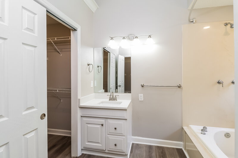 1,845/Mo, 10501 Southern Oak Ct Charlotte, NC 28214 Main Bathroom View