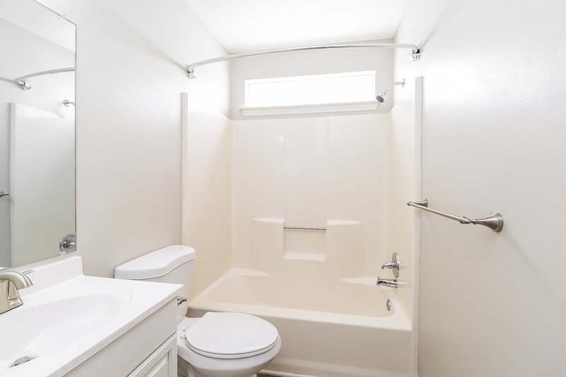 1,845/Mo, 10501 Southern Oak Ct Charlotte, NC 28214 Bathroom View