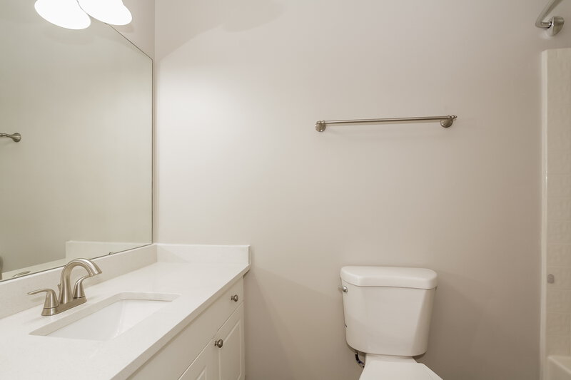 1,905/Mo, 5401 Southminster Ln Charlotte, NC 28216 Main Bathroom View