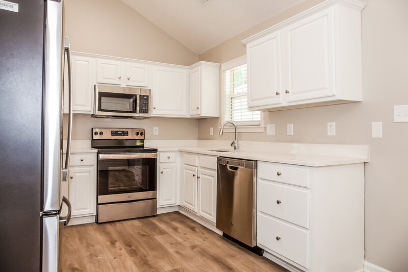 1,875/Mo, 2214 Pleasant Dale Dr Charlotte, NC 28214 Kitchen View