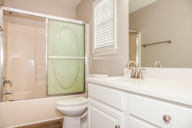 1,875/Mo, 2214 Pleasant Dale Dr Charlotte, NC 28214 Main Bathroom View