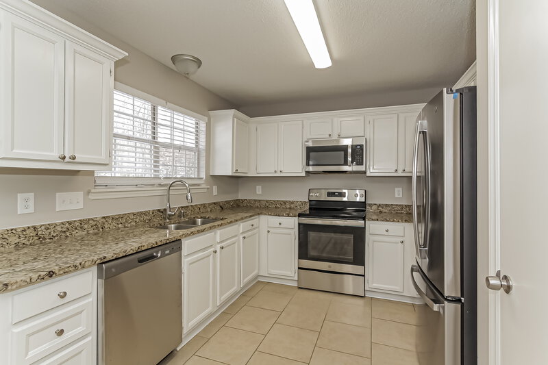 1,620/Mo, 2743 Chalgrove Ln Charlotte, NC 28216 Kitchen View