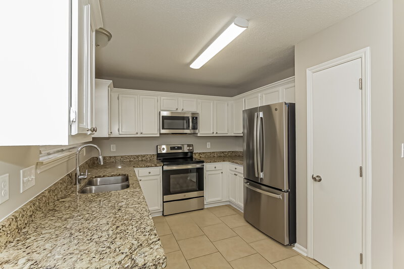1,620/Mo, 2743 Chalgrove Ln Charlotte, NC 28216 Kitchen View 2