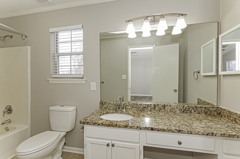1,620/Mo, 2743 Chalgrove Ln Charlotte, NC 28216 Main Bathroom View