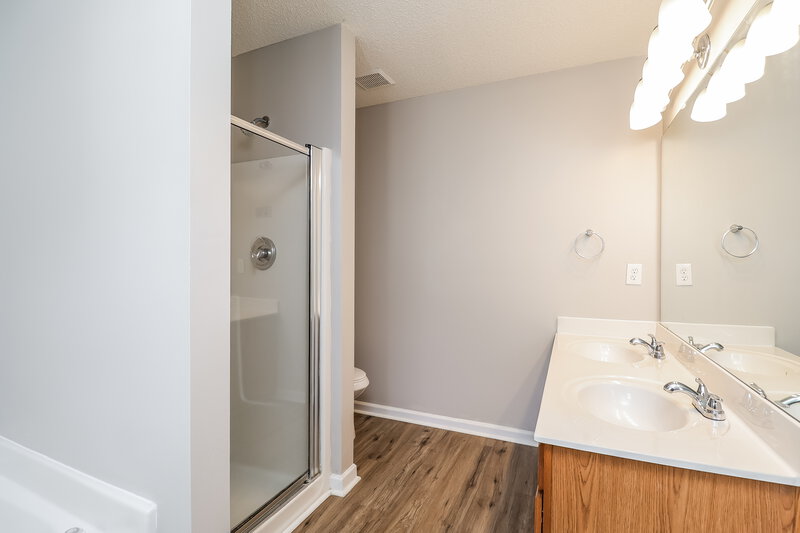 2,040/Mo, 14017 Sobeck Ln Charlotte, NC 28269 Main Bathroom View