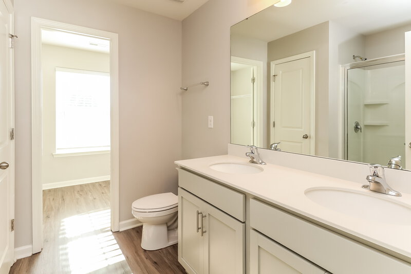 1,905/Mo, 3063 Green Apple Dr Dallas, NC 28034 Main Bathroom View