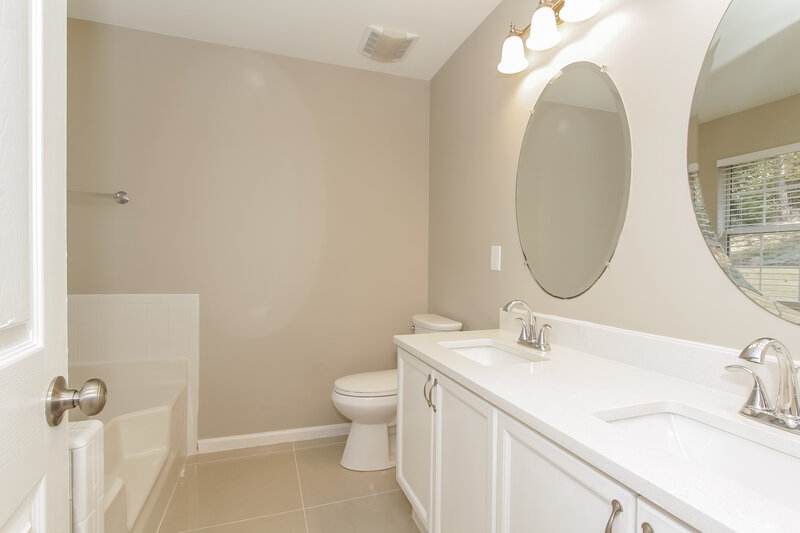 2,150/Mo, 1514 Jeffrey Bryan Dr Charlotte, NC 28213 Main Bathroom View