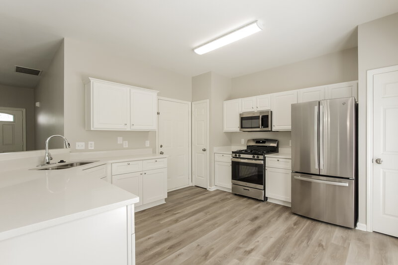 2,150/Mo, 3510 Laurenhurst Ln Charlotte, NC 28270 Kitchen View 3