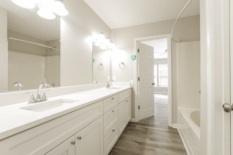 2,150/Mo, 3510 Laurenhurst Ln Charlotte, NC 28270 Main Bathroom View