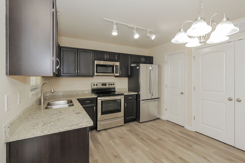 2,845/Mo, 7810 Shadow Lawn Rd Charlotte, NC 28269 Kitchen View 2