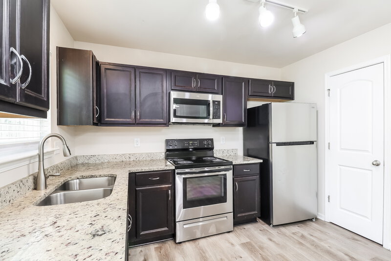 2,285/Mo, 7810 Shadow Lawn Rd Charlotte, NC 28269 Kitchen View 2