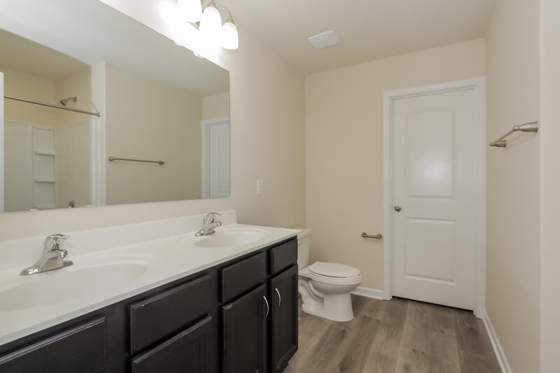 2,845/Mo, 7810 Shadow Lawn Rd Charlotte, NC 28269 Main Bathroom View