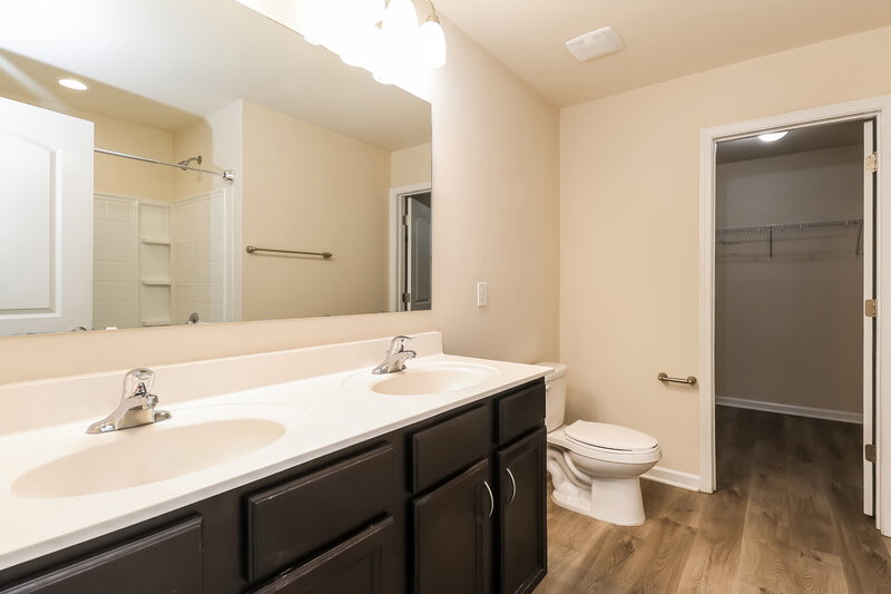 2,285/Mo, 7810 Shadow Lawn Rd Charlotte, NC 28269 Main Bathroom View