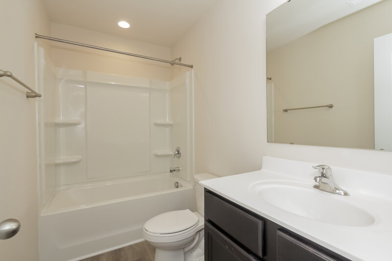 2,845/Mo, 7810 Shadow Lawn Rd Charlotte, NC 28269 Bathroom View