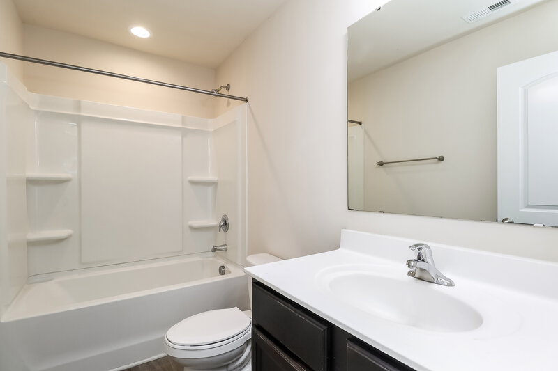 2,285/Mo, 7810 Shadow Lawn Rd Charlotte, NC 28269 Bathroom View 2