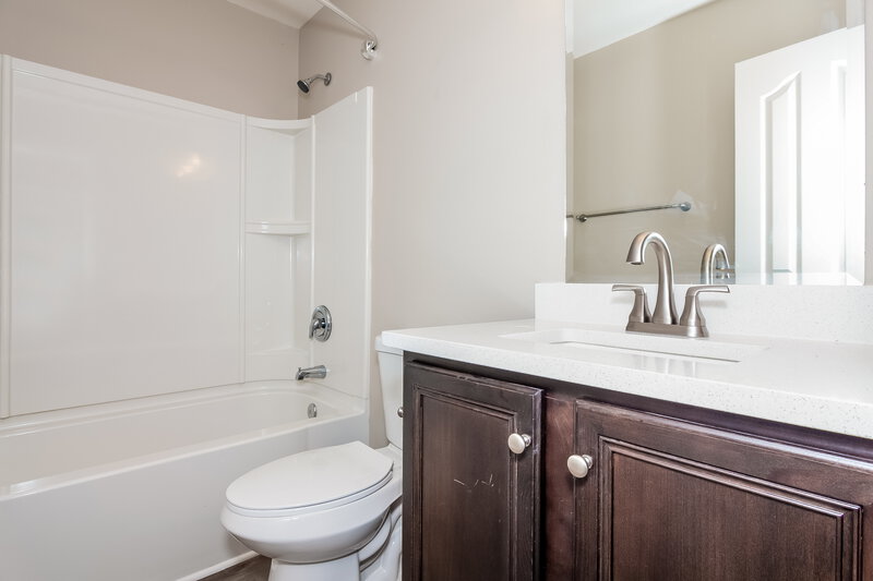 2,000/Mo, 4709 Brewer Dr Charlotte, NC 28208 Main Bathroom View