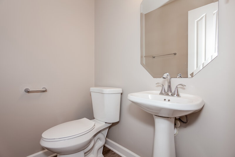 2,000/Mo, 4709 Brewer Dr Charlotte, NC 28208 Bathroom View