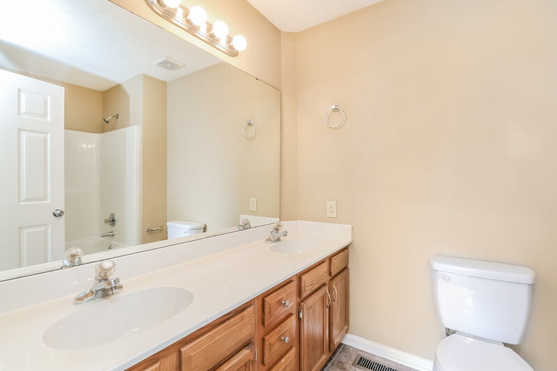 1,960/Mo, 380 Canter Ct Nw Concord, NC 28027 Main Bathroom View