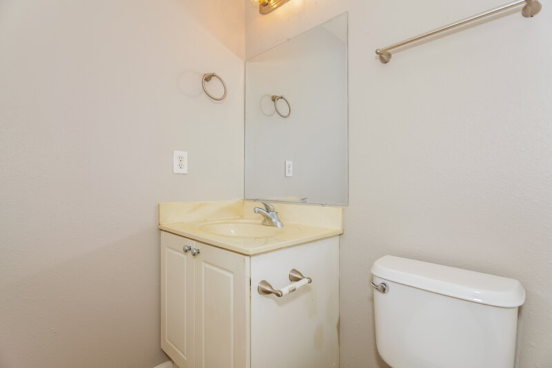 1,905/Mo, 2231 Gooseberry Rd Charlotte, NC 28208 Bathroom View 2