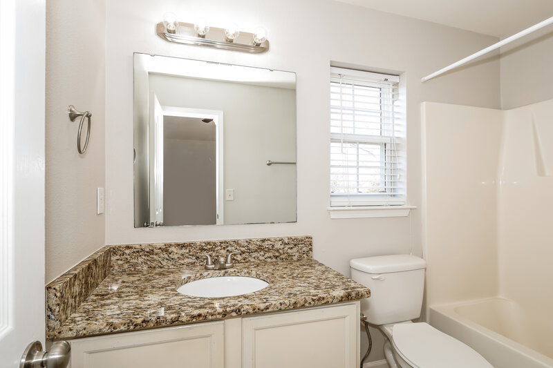 2,730/Mo, 5820 Wallace Ave Charlotte, NC 28212 Main Bathroom View